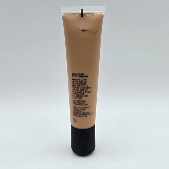 MAC Studio Sculpt Broad Spectrum SPF 15 Foundation NW40 - Picture 11 of 13